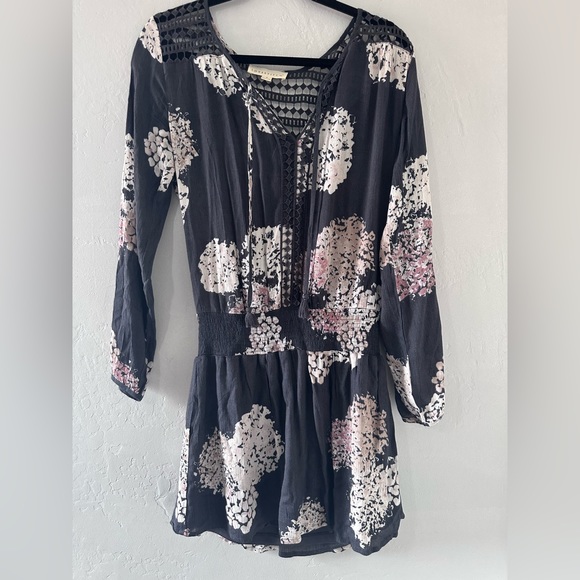 LOVE STITCH  Bohemian Gray Floral Long sleeve Mini Dress Lace Size Small - Picture 1 of 9